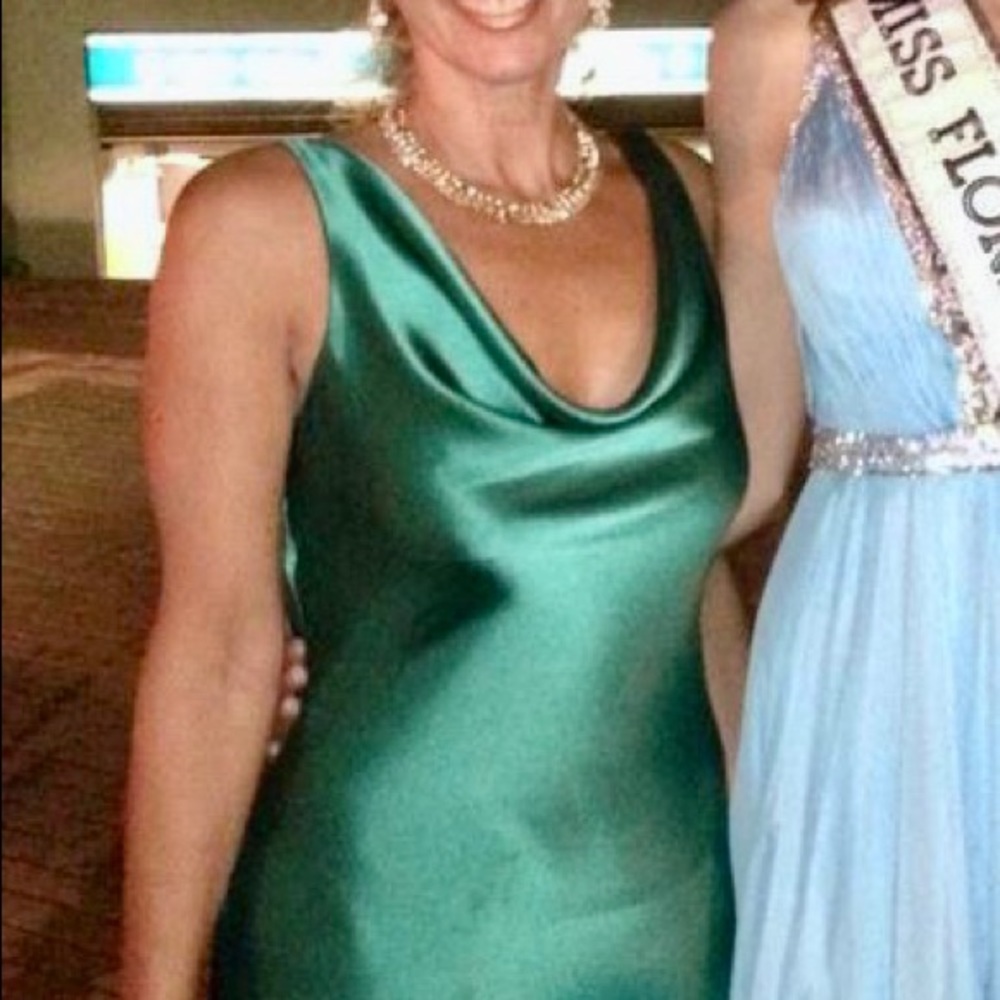 Green satiny backless gown - Picture 5 of 5